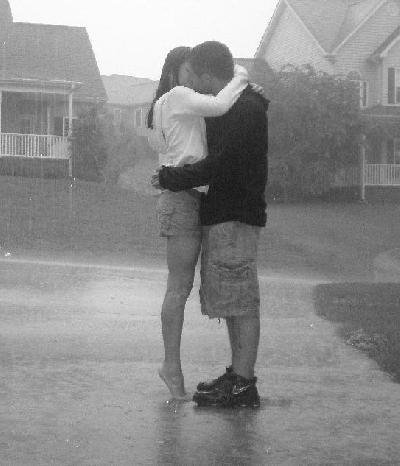 yağmur altında öpüşmek
