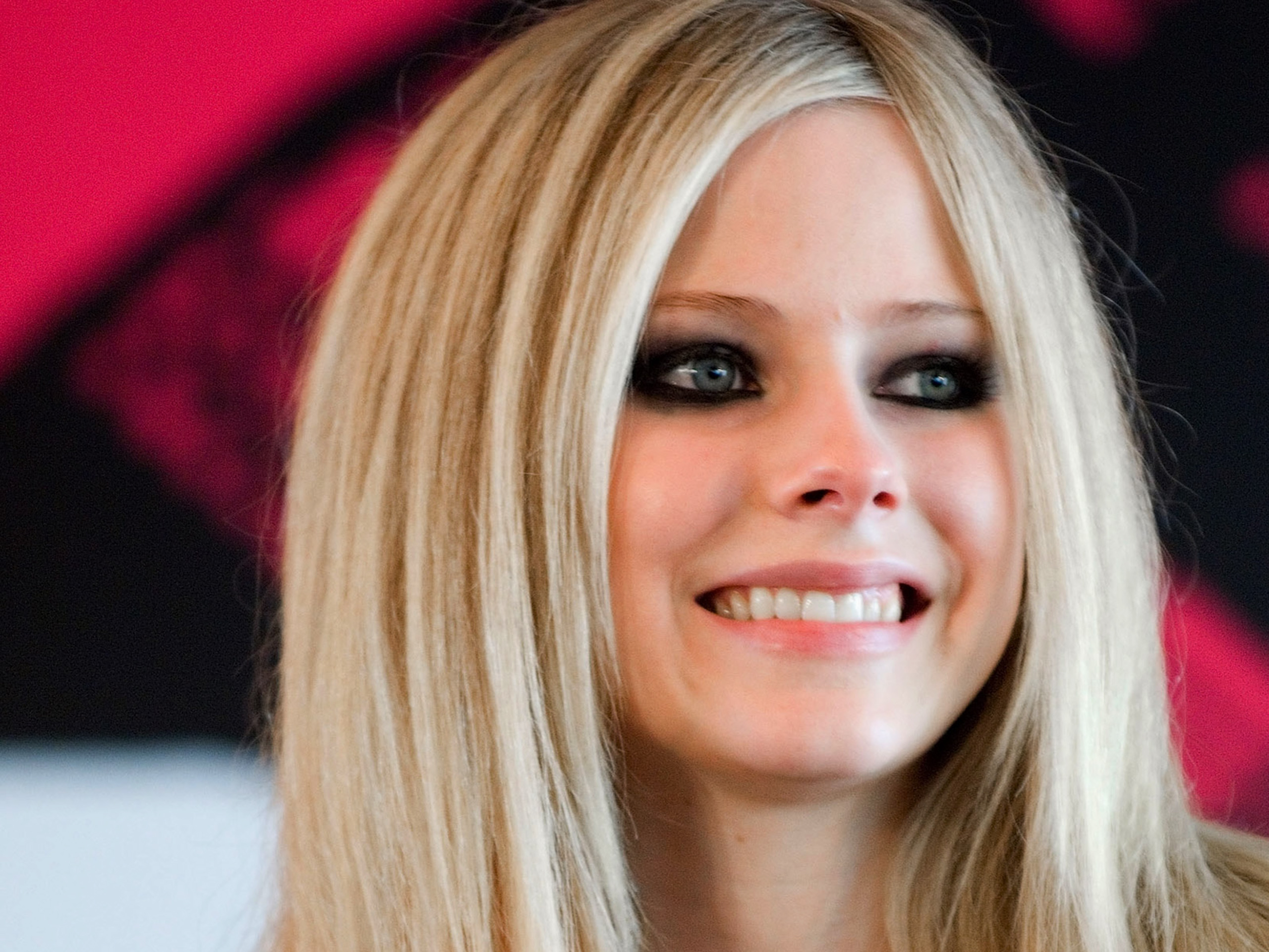 Lavigne smile. Аврил Лавин. Avril Lavigne лицо. Аврил Лавин 2012. Avril Lavigne фото.