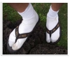 parmak arası terliği çorapla giyen insan