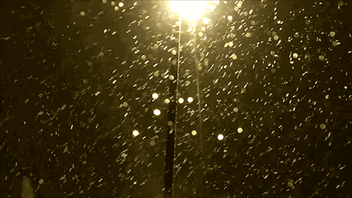 kış gecesi sokak lambası önünden düşen karlar - uludağ sözlük