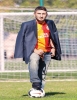 formanın üstüne ceket giyip tesbih çeken futbolcu / #514890