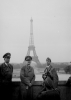 hitlerin kardeşlerimle paris keyfi temalı fotosu / #447815