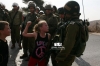 israil askerine kafa tutan küçük kız
