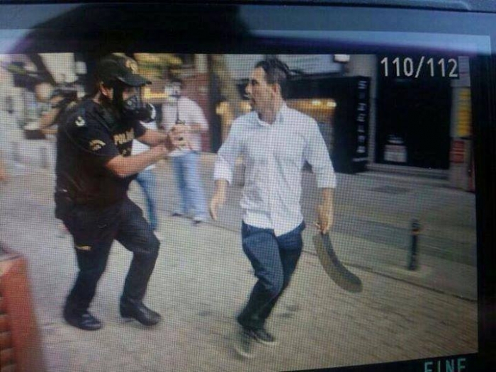 elinde pala ile halka saldıran insan